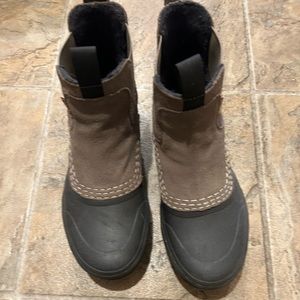 Vans waterproof Chelsea Boots.